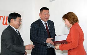 Вручение наград журналистам Тувы. 2007 год. Фото Виталия Шайфулина
