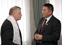 Сергей Миронов и Василий Оюн. Фото Виталия Шайфулина, пресс-служба парламента