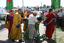 Праздничный ритуал в Алдыы-Хурээ. Чадан. Тува. Фото Игоря Янчеглова. Предоставлено центром тибетской культуры.
