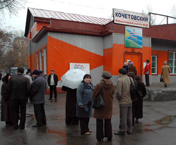 У избирательного участка в Кызыле, Тува, где по сообщению телефонного анонима заложена бомба. 2006. Фото Виталия Шайфулина