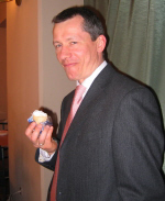 Заместитель министра экономразвития Андрей Шаронов поедает мороженое в антракте спектакля Король Лир. Фото Дины Оюн
