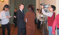 Александр Брокерт в антракте дает интервью тувинскому телевидению. Фото Дины Оюн