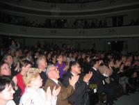 Зал апплодирует творческому коллективу Короля Лира. Фото Дины Оюн