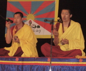 Монахи монастыря Гьюдмед желают Далай-ламе долгих лет жизни. Фото Чимизы Ламажаа