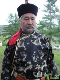 Михаил Монгуш, председатель администрации Бай-Тайгинского района встречает гостей при полном параде.