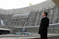 Д.Медведев назвал вызывающей ситуацию с ростом тарифов на передачу электроэнергии