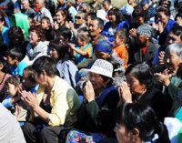 Священные ритуалы тибетских монахов в сельских районах Тувы озаряет радуга
