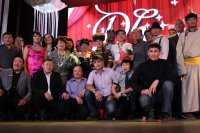 В Туве 18 тандемов из звезд эстрады и спорта соревновались в вокальном шоу «Две звезды»