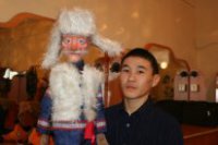 Чингис Ооржак играет в куклы профессионально
