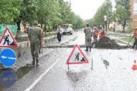 После ливневого дождя в столице Тувы машина провалилась в образовавшуюся на дороге яму