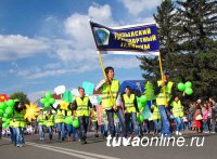 Более 50 праздничных колонн встретили парадом День Города