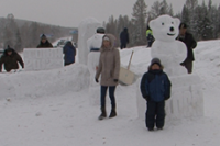 В Туве на открытии зимнего сезона лепили из снега символов Олимпиады в Сочи