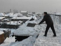 В Кызыле из-за обильного снегопада обвалилась крыша 12-квартирного дома
