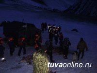 На месте поиска пропавших под лавиной в Туве школьников работают также 10 волонтеров из местных жителей