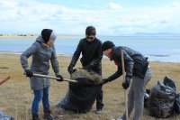 Три грузовые машины мусора собрали волонтеры на берегу озера Хадын (Тува)