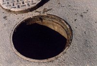 В Чеди-Холе в открытый канализационный люк провалилась девушка и погибла