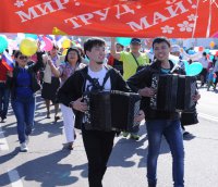 Первомай в столице Тувы собрал в праздничные колонны тысячи кызылчан