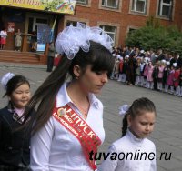 Выпускники кызылской школы № 1 2013 года танцевали вальс под песню выпускницы 1942 года