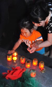 В Туве в День памяти и скорби поминальные свечи были зажжены от освященного в буддийском и православном храмах огня