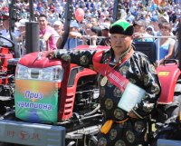 В Туве животноводам – чемпионам Наадыма-2013 вручены мини-тракторы