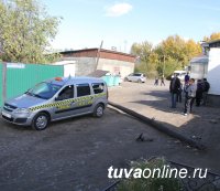 В Кызыле деревянная опора ЛЭП упала на такси