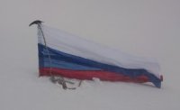 В Туве предстоящему 20-летнему юбилею Конституции России посвятили восхождение на самую высокую вершину Восточной Сибири