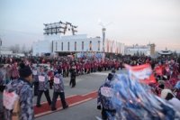 50-тысяч человек приветствовали Олимпийский огонь на главной площади Тувы