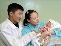 Глава Тувы поздравил родителей первого ребенка 2014 года