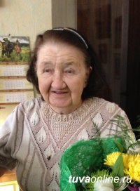 Депутаты городского хурала поздравили старожила Кызыла, бывшего вице-мэра столицы с днем рождения