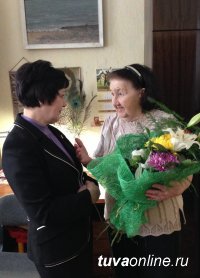 Депутаты городского хурала поздравили старожила Кызыла, бывшего вице-мэра столицы с днем рождения