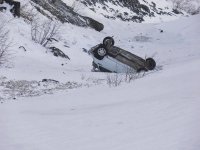 На трассе М-54 автомобиль ВАЗ лавиной снесло в пропасть
