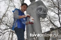 Кызылские единороссы провели субботник у памятника космонавту