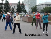 Почетный гражданин Кызыла Нина Сарыглар не пропускает ни одной утренней зарядки на площади Арата
