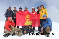 Флаг Кызыла на самую высокую вершину Тувы доставили депутаты Хурала представителей столицы