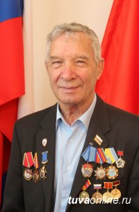 Поздравления с юбилеем принимает Заслуженный строитель Тувы, Почетный гражданин Кызыла Аркадий Поручник