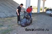 Трудовой десант байтайгинцев помог убрать от мусора и бурьяна западный въезд в Кызыл
