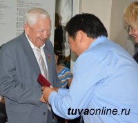 Одному из главных созидателей Кызыла Григорию Долгополову вручена медаль к 100-летию города
