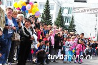 По улицам Кызыла в течение 2 часов прошествовали праздничные колонны парада к 100-летию столицы Тувы