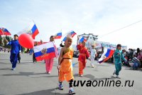 По улицам Кызыла в течение 2 часов прошествовали праздничные колонны парада к 100-летию столицы Тувы