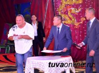 Артисты цирковой династии Оскал-оол награждены медалью «100 лет городу Кызылу»