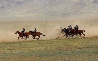 На Наадыме в заезде 180 лошадей тувинской породы "Кара" из Аксы-Барлыка завоевал для своего хозяина призовой джип