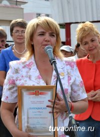 Юбилейные знаки и денежные премии вручены лучшим благоустроителям Кызыла