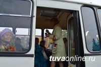 Предприниматели и трудовые коллективы предоставили пожилым людям автобусы для тура по юбилейной столице Тувы