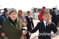 Предприниматели и трудовые коллективы предоставили пожилым людям автобусы для тура по юбилейной столице Тувы