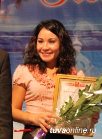 Опытный учитель биологии Ирина Агбан и легендарный камнерез-учитель Эрес Байынды награждены медалью «100 лет городу Кызылу»