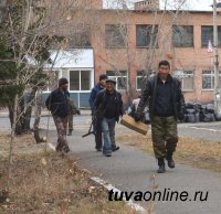 На северном въезде в Кызыл на субботнике собран трактор мусора