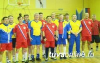 На турнире по баскетболу Глава Тувы в игре с командой Парламента внес восемь очков в победную копилку Правительства