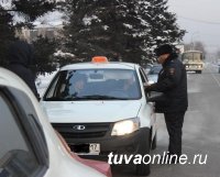 В Туве инспекторы ГИБДД задержали пьяного таксиста