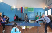 Кан-оол Даваа открыл районный турнир по настольному теннису среди школьников и сыграл с чемпионкой республики