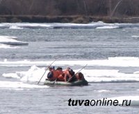 В Туве на реке Енисей спасатели сняли 4 рыбаков с оторвавшейся льдины